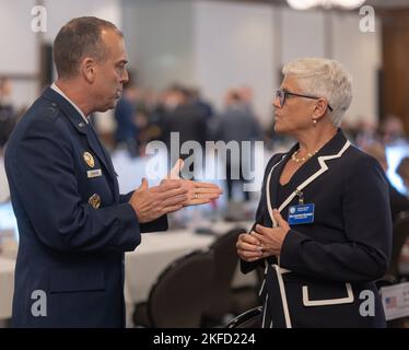 Die Delegierten der Ukraine Defense Contact Group diskutieren Themen während des Treffens auf dem Luftwaffenstützpunkt Ramstein, Deutschland, 8. September 2022. Eine enge Abstimmung zwischen den USA, Alliierten und Partnern ist für die kontinuierliche Überprüfung der Verteidigungskräfte in Europa von entscheidender Bedeutung. Dies ist das zweite Mal, dass die UDCG in Ramstein stattfindet. CJCS, NATO, SECDEF, UDCG, Kontaktgruppe Verteidigung der Ukraine, Stockfoto