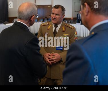 Die Delegierten der Ukraine Defense Contact Group diskutieren Themen während des Treffens auf dem Luftwaffenstützpunkt Ramstein, Deutschland, 8. September 2022. Die Staats- und Regierungschefs der Welt trafen sich, um eine enge Koordinierung zwischen den Alliierten und Partnern aufrechtzuerhalten und gleichzeitig die Verteidigungskräfte kontinuierlich zu überprüfen und Entscheidungen über die Bewegungen der Streitkräfte innerhalb Europas zu treffen. Dies ist das zweite Mal, dass die UDCG in Ramstein stattfindet. CJCS, NATO, SECDEF, UDCG, Kontaktgruppe Verteidigung der Ukraine, Stockfoto