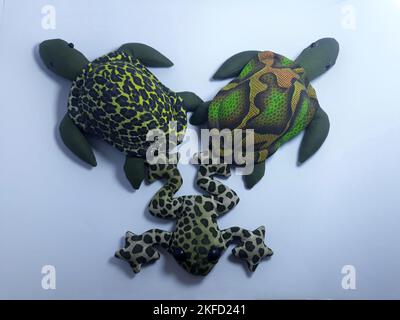 Isoliert auf weißen künstlichen Fröschen und Schildkröten für Spielzeug, Dekoration oder Geschenke Stockfoto