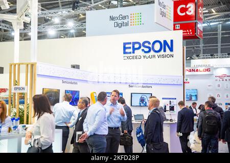 München, Deutschland. 17.. November 2022. Epson bei der Electronica/Semicon Europa Messe, der Weltleitmesse und Konferenz der Elektronik, in München. -- Epson auf der Electronica/Semicon Europe, der weltweit führenden Fachmesse und Konferenz für Elektronik, in München, Deutschland. (Foto: Alexander Pohl/Sipa USA) Quelle: SIPA USA/Alamy Live News Stockfoto