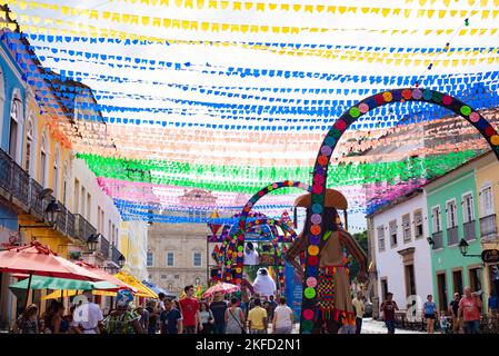 Eine Gruppe von Menschen auf der Straße mit bunten Dekorationen für das Sao Joao Festival in Salvador Stockfoto