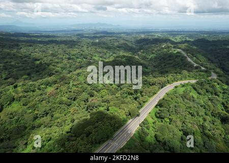 Central america Highway Road to Managua Luftdrohnenansicht Stockfoto