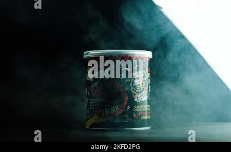 Nahaufnahme eines koreanischen Kartoffeljauses vor dunklem Hintergrund mit Rauch Stockfoto