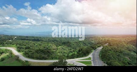 Panoramablick auf die Straße nach Managua Luftdrohnenansicht Stockfoto