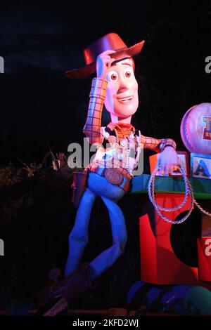 Eine vertikale Aufnahme von Woody aus Toy Story landet in Disneys Hollywood-Studios Stockfoto