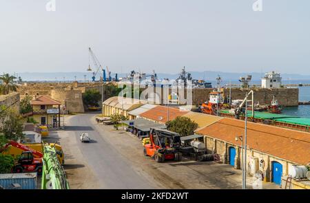 Eine Luftaufnahme des Hafens von Famagusta von der Stadtmauer aus gesehen Famagusta, Zypern - 24. April 2022 - Stockfoto
