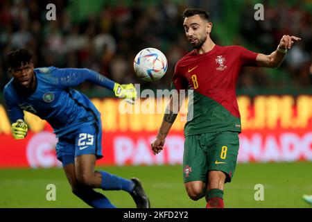 Lissabon, Portugal. 17.. November 2022. BRUNO FERNANDES aus Portugal (R) steht mit dem nigerianischen Torwart FRANCIS UZOHO während des Freundschaftsspiel zwischen Portugal und Nigeria im Alvalade-Stadion vor der Qatar-Weltmeisterschaft 2022 auf dem Spiel. (Bild: © Pedro Fiuza/ZUMA Press Wire) Stockfoto