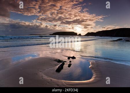 Sonnenuntergang über Gateholm am Marloes Beach Pembrokeshire South Wales, Großbritannien Stockfoto