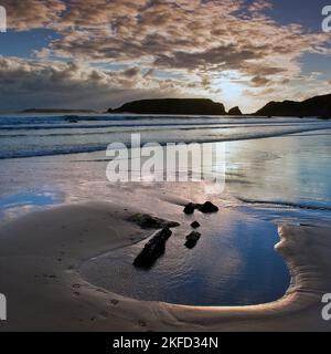 Sonnenuntergang über Gateholm am Marloes Sands Beach Pembrokeshire South Wales, Großbritannien Stockfoto