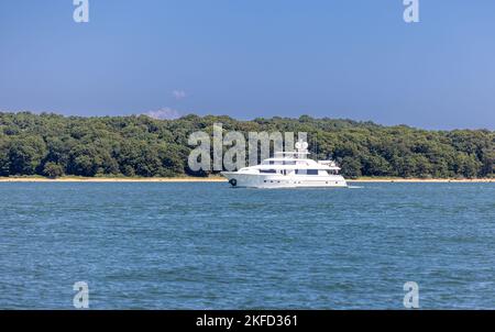 Motoryacht, Spirit Under Way off Shelter Island, NY Stockfoto