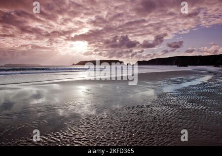 Sonnenuntergang im Spätsommer am Urlaubsort an der Küste und Strand am Marloes Sands Pembrokeshire Coast National Park Süd-west wales uk Stockfoto