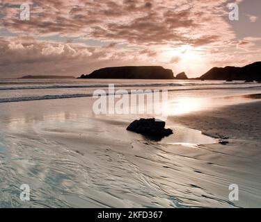 Sonnenuntergang im Spätsommer am Urlaubsort an der Küste und Strand am Marloes Sands Pembrokeshire Coast National Park Süd-west wales uk Stockfoto