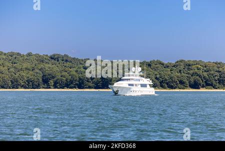 Motoryacht, Spirit Under Way off Shelter Island, NY Stockfoto