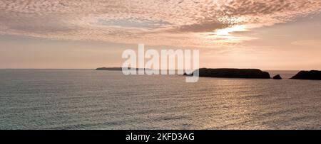 Wunderschöner Sonnenuntergang im Spätsommer, Blick auf das irische Meer, Gateholm Island, entlang Marloes Sands (National Trust) Pembrokeshire Wales Großbritannien Stockfoto