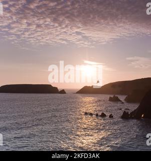 Wunderschöner Sonnenuntergang im Spätsommer, Blick auf das irische Meer, Gateholm Island, Raggle Rocks und atemberaubende, vom Meer geformte Felsen, entlang von Marloes Sands (National Trust) Stockfoto