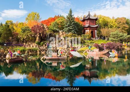 Jährliche Ausstellung „Magic of Lanterns“ im Dream Lake mit dem Pavillon „Tower of Condensing Clouds“ im chinesischen Garten im Herbst im Botanischen Garten von Montreal. Stockfoto
