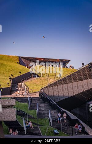 Ein künstlicher Berg in einem internationalen Konferenzzentrum zu einer goldenen Stunde in Katowice, Polen Stockfoto