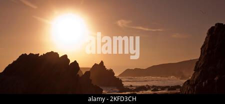 Wunderschöner Sonnenuntergang im Spätsommer, Blick auf das irische Meer, Gateholm Island, Raggle Rocks und atemberaubende, vom Meer geformte Felsen, entlang von Marloes Sands (National Trust) Stockfoto