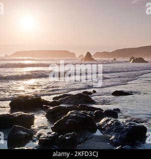 Wunderschöner Sonnenuntergang im Spätsommer, Blick auf das irische Meer, Gateholm Island, Raggle Rocks und atemberaubende, vom Meer geformte Felsen, entlang von Marloes Sands (National Trust) Stockfoto