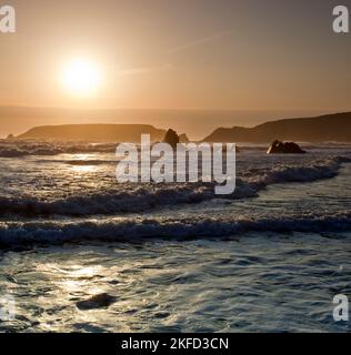 Wunderschöner Sonnenuntergang im Spätsommer, Blick auf das irische Meer, Gateholm Island, Raggle Rocks und atemberaubende, vom Meer geformte Felsen, entlang von Marloes Sands (National Trust) Stockfoto