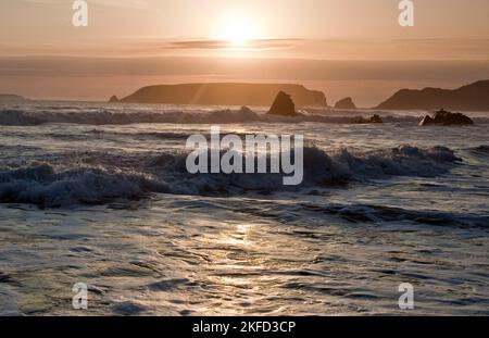 Wunderschöner Sonnenuntergang im Spätsommer, Blick auf das irische Meer, Gateholm Island, Raggle Rocks und atemberaubende, vom Meer geformte Felsen, entlang von Marloes Sands (National Trust) Stockfoto