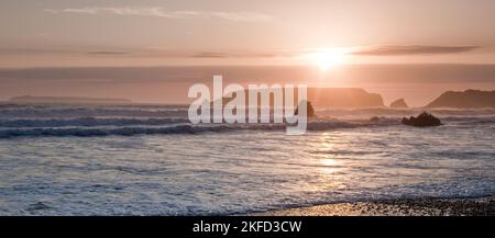 Wunderschöner Sonnenuntergang im Spätsommer, Blick auf das irische Meer, Gateholm Island, Raggle Rocks und atemberaubende, vom Meer geformte Felsen, entlang von Marloes Sands (National Trust) Stockfoto