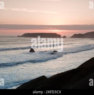 Wunderschöner Sonnenuntergang im Spätsommer, Blick auf das irische Meer, Gateholm Island, Raggle Rocks und atemberaubende, vom Meer geformte Felsen, entlang von Marloes Sands (National Trust) Stockfoto