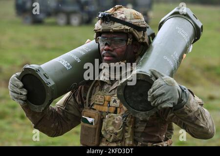 Grafenwoehr, Bayern, Deutschland. 9.. November 2022. Ein US-Soldat, der einer Batterie-, FeldArtillerieschwadron, 2. Cavalry Regiment, zugewiesen ist, trägt 155mm Ladungen für M777A2 Haubitzen während einer Live-Feuerübung der Table XV-Batteriezertifizierung am 9. November 2022 im Trainingsgebiet des 7. Army Training Command in Grafenwoehr, Deutschland. 2. das Kavallerieregiment, das dem V Corps, dem US-amerikanischen Vorwärtskorps in Europa, zugewiesen wurde, arbeitet mit NATO-Verbündeten und regionalen Sicherheitspartnern zusammen, um kampfglaubwürdige Kräfte bereitzustellen, die in der Lage sind, das NATO-Bündnis schnell im gesamten europäischen Theater zu verteidigen. (Kredit Stockfoto