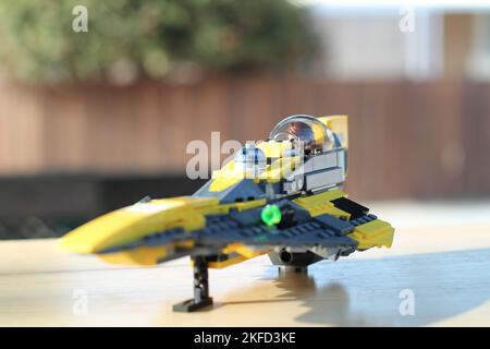 Eine flache Aufnahme eines Lego Star Wars-Raumschiffs auf einer Holzoberfläche Stockfoto