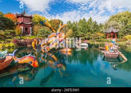 Jährliche Ausstellung Magic of Laternen am Traumsee mit dem Turm der kondensierenden Wolken und den Pavillons der unendlichen Freuden im Chinesischen Garten. Stockfoto