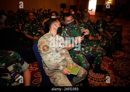 Air Force LT. Col. Glen Hayase, Kommunikationsbeauftragter der Hawaii National Guard und Cyber Officer, und sein Amtskollege Tentara Nasional Indonesia (TNI, Indonesische Streitkräfte) besprechen den Zeitplan für den ersten Tag für GEMA Bhakti 2022, 09. September 2022, Jakarta Indonesien. Die GEMA Bhakti 22 ist eine Veranstaltung des USINDOPACOM Joint Exercise Program, bei der die US-Streitkräfte in Zusammenarbeit mit den TNI-Streitkräften zusammenarbeiten, um die Interoperabilität zu erhöhen und die regionale Stabilität und Sicherheit durch bilaterale und multilaterale Partnerschaften zu verbessern. Stockfoto