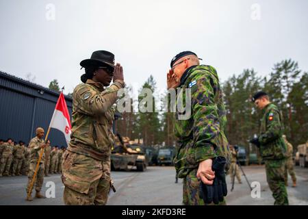 Niinisalo, Finnland. 5.. November 2022. Oberst Rainer Kuosmanen, Kommandant der Finnischen Panzerbrigade, begrüßt die US-Capt. Anna Jones, eine Truppenkommandantin mit 6. Geschwadern, 9. Kavallerieregiment, 3. Kampfteam der Panzerbrigade, 1. Kavalleriedivision (3-1 ABCT), die operativ der Infanteriedivision 1. (1 ID) zugeordnet ist, Nachdem sie ihr ein traditionelles finnisches Messer zu Ehren ihrer Arbeit während des Hammer 22 überreichen konnte, einer jährlichen Übung der Vereinten Kräfte, die von und neben dem finnischen Armeehauptquartier, der Panzerbrigade, der Pori Brigade, der Karelia Brigade, dem UTI Jaeger Regiment und der Logistikabteilung von durchgeführt wurde Stockfoto