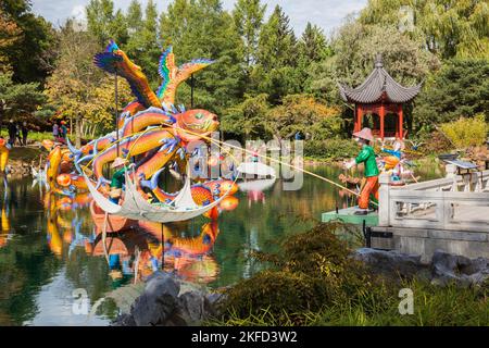 Jährliche Ausstellung Magic of Laternen am Dream Lake mit dem Infinite Pleasant Pavillon im Chinesischen Garten im Herbst, Montreal Botanical Garden. Stockfoto