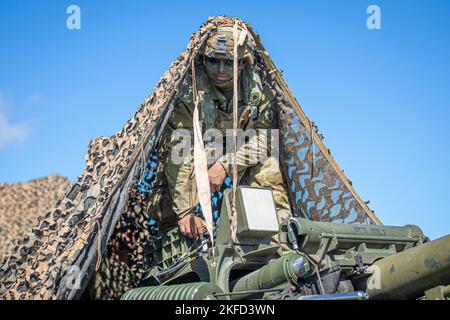 Trainingsgebiet Pohakuloa, Hawaii, USA. 31. Oktober 2022. Ein Soldat der US-Armee aus dem 1. Infanterie-Bataillon, 21. Infanterie-Regiment, 2. Infanterie-Brigade-Kampfteam, 25. Infanterie-Division, tarnt seine Ausrüstung auf dem Pohakuloa Training Grounds, Hawaii, 31. Oktober 2022. Joint Pacific Multinic Readiness Center 23-01 ist eine realistische Trainingsrotation, die es uns ermöglicht, strategische Bewegungen zu üben und in einzigartigen Umgebungen und Bedingungen zu trainieren, wo sie im Falle einer Krise oder eines Konflikts am wahrscheinlichsten eingesetzt werden. Kredit: U.S. Army/ZUMA Press Wire Service/ZUMAPRESS.com/Alamy Live Nachrichten Stockfoto