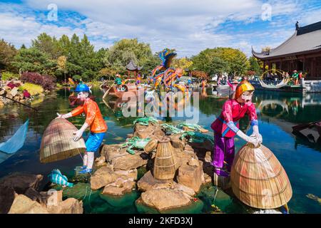 Die jährliche Ausstellung Magic of Laternen im Pavillon Dream Lake and Friendship Hall im Chinesischen Garten im Herbst, Montreal Botanical Garden, Quebec. Stockfoto