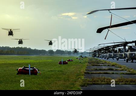 Niederlande. 4.. November 2022. Vier US Army CH-47F Chinook Hubschrauber vom 1. Bataillon, 214. Aviation Regiment (General Support Aviation Bataillon), 12. Combat Aviation Brigade, bereiten sich auf die Landung während der Übung Falcon Herbst 22 bei Vredepeel, Niederlande, 4. November 2022 vor. 12 CAB ist unter anderem dem V Corps, dem amerikanischen Forward Deployed Corps in Europa, zugeordnet. Sie arbeiten mit NATO-Alliierten und regionalen Sicherheitspartnern zusammen, um kampfbereite Streitkräfte bereitzustellen, gemeinsame und multinationale Trainingseinheiten durchzuführen und das Kommando und die Kontrolle für alle rotatorischen und zugewiesenen Einheiten in der Europea zu behalten Stockfoto