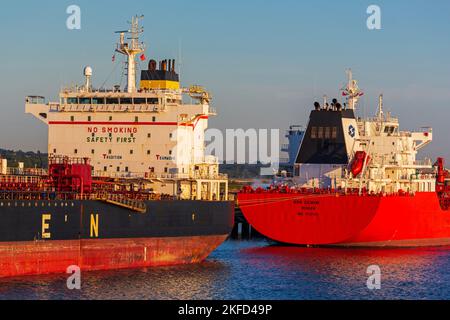 Öltanker, Fawley Raffinerie, Southampton, Hampshire, England, Vereinigtes Königreich Stockfoto