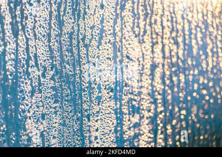 Textur von vernebeltem Glas im Herbst. Wassertropfen auf dem Fenster bei regnerischem Wetter. Abstrakter Hintergrund. Stockfoto
