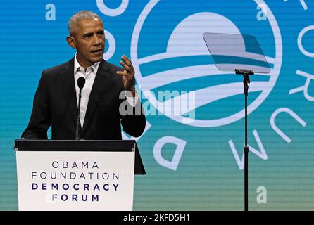New York, Usa. 17.. November 2022. Der ehemalige US-Präsident Barack Obama spricht am Donnerstag, den 17. November 2022, beim Demokratieforum der Obama-Stiftung im Javits Center in New York City. Foto von Peter Foley/UPI Credit: UPI/Alamy Live News Stockfoto