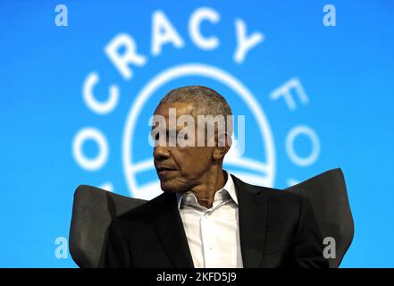 New York, Usa. 17.. November 2022. Der ehemalige US-Präsident Barack Obama hört am Donnerstag, dem 17. November 2022, auf dem Demokratieforum der Obama-Stiftung im Javits Center in New York City einen Redner. Foto von Peter Foley/UPI Credit: UPI/Alamy Live News Stockfoto