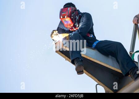 Griechenland. 13.. November 2022. Hull Maintenance Technician 2. Klasse Armani Aguero, der dem Lenkflugkörper-Zerstörer USS Farragut (DDG 99) der Arleigh Burke-Klasse zugewiesen wurde, schweißt im November einen Metallstreifen an einen Träger. 3, 2022. The George H.W. Die Bush Carrier Strike Group ist im Rahmen eines geplanten Einsatzes in den US Naval Forces Europe of Operations, die von der sechsten US-Flotte eingesetzt werden, um die Interessen der USA, der Alliierten und der Partner zu verteidigen. Quelle: U.S. Navy/ZUMA Press Wire Service/ZUMAPRESS.com/Alamy Live News Stockfoto