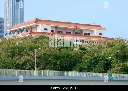 Der Hafen von Luohu in Lo Wu, Hongkong an einem sonnigen Tag mit hohen Gebäuden in Shenzhen, China Stockfoto