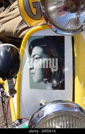 Der 3 Lambretta Fernseher 175 der 1964 Serie verfügt über eine spezielle Lackierung, die dem verstorbenen Amy Winehouse Tribut zollt. Luftgebürstete Wandmalereien schmücken die Beinabschirmungen und Seitenverkleidungen Stockfoto