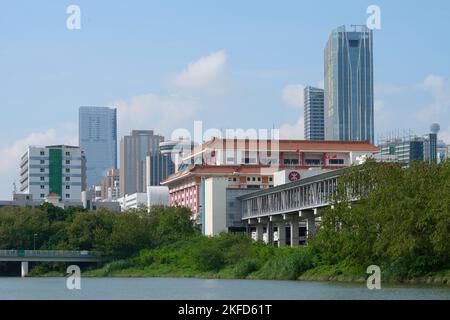 Ein Stadtbild mit hohen Gebäuden im Hafen von Luohu in Lo Wu, Hongkong an einem sonnigen Tag Stockfoto