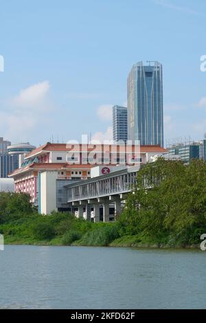 Ein Stadtbild mit hohen Gebäuden im Hafen von Luohu in Lo Wu, Hongkong an einem sonnigen Tag Stockfoto