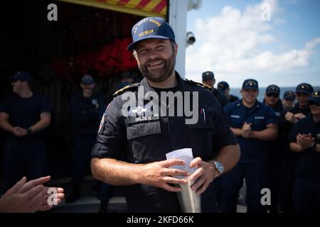 Royal Norwegian Navy Lt. Cmdr. Havard Nilsen erhält in seinen letzten Quartalen vor der Abreise am 8. September 2022 Beifall von der Crew von USCGC Bear (WMEC 901). Nilsen wurde dem Bären für den Großteil seiner Nordatlantikpatrouille angeschlossen, um der Besatzung zu helfen, sicher durch unbekannte Gewässer zu navigieren. Stockfoto