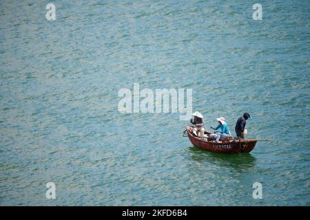 Die Fischer fischen auf einem Boot in Waterfall Bay, Hong Kong Stockfoto