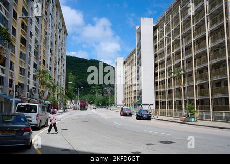 Das Äußere des öffentlichen Wohngebäudes auf der Straße im Wah Fu Estate Stockfoto