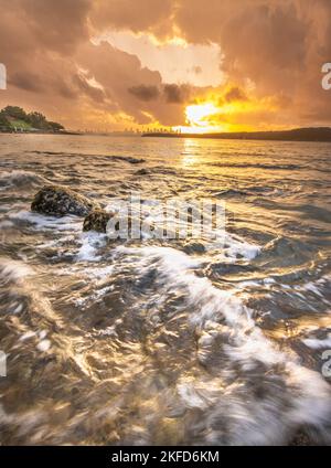 In Watsons Bay, Sydney, Australien, spiegelt sich der wolkenblaue Himmel und das Wasser in ruhiger Atmosphäre wider. Stockfoto