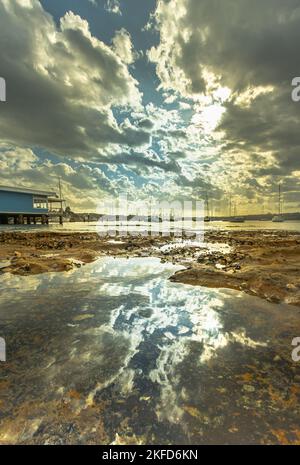 In Watsons Bay, Sydney, Australien, spiegelt sich der wolkenblaue Himmel und das Wasser in ruhiger Atmosphäre wider. Stockfoto